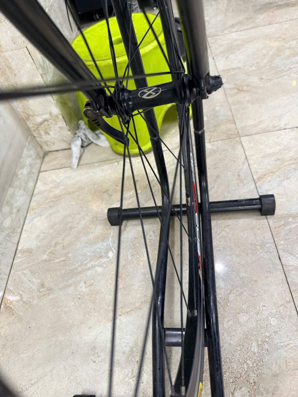 Xe đạp CANNONDALE càng CACBON Xe đạp CANNONDALE càng CACBON