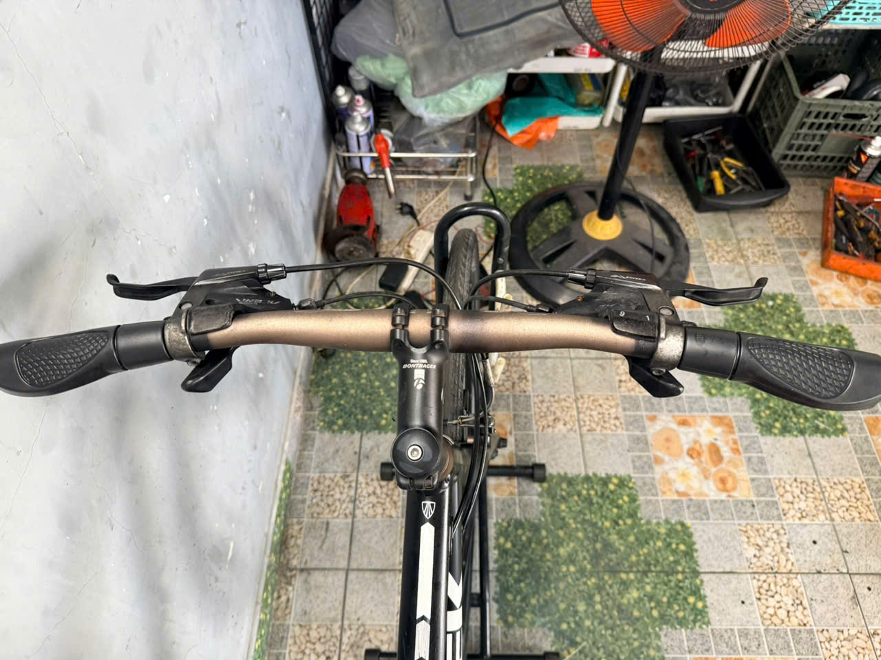 Xe đạp Trek càng cacbon dây âm sườn Xe đạp Trek càng cacbon dây âm sườn