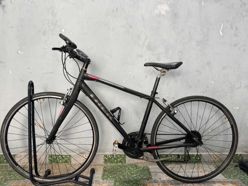 Xe đạp trek 7.3 FX càng các bon