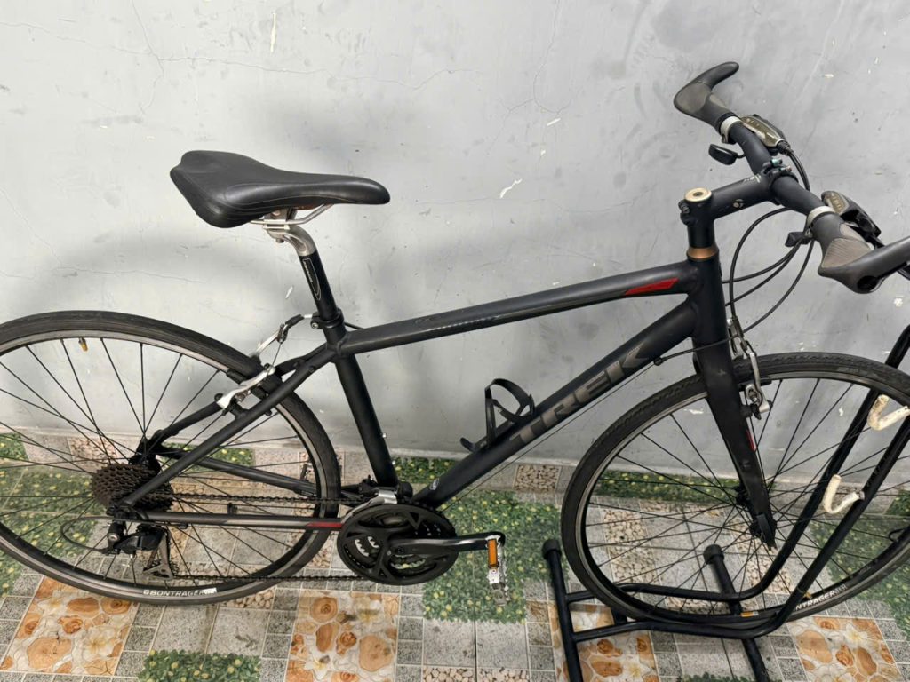 Xe đạp trek 7.3 FX càng các bon