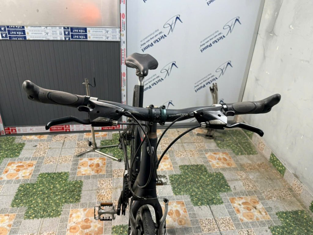 Xe đạp trek 7.3 FX càng các bon