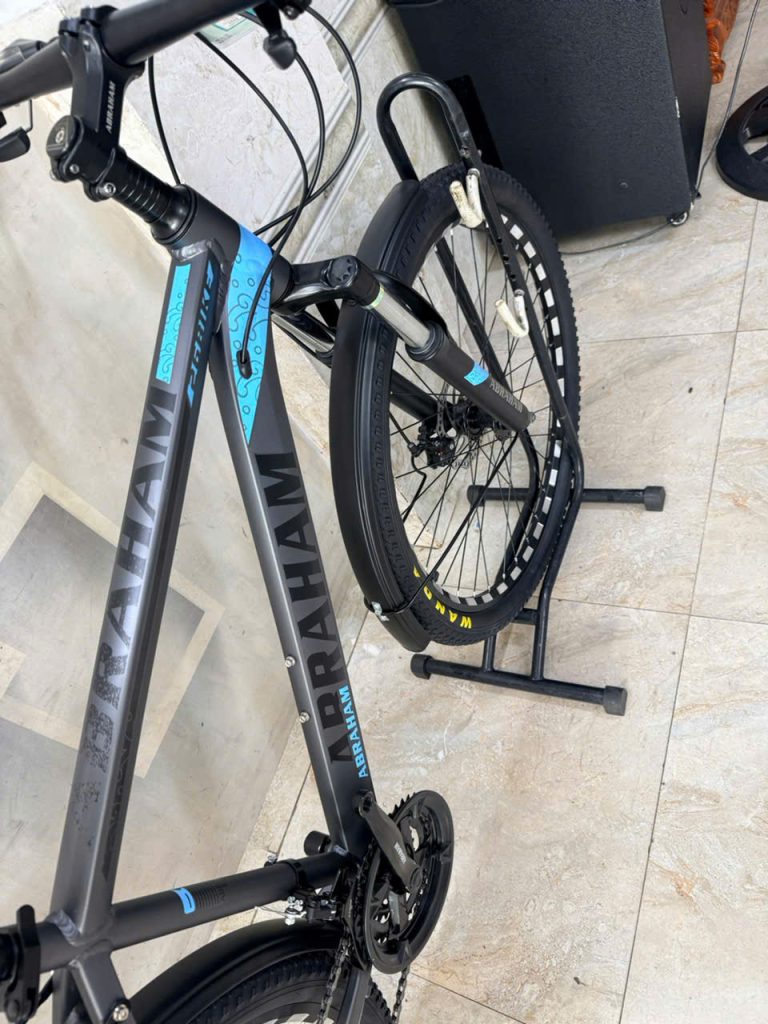 Xe đạp mới Abraham leo núi