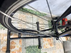 Xe đạp Giant càng carbon trục rỗng