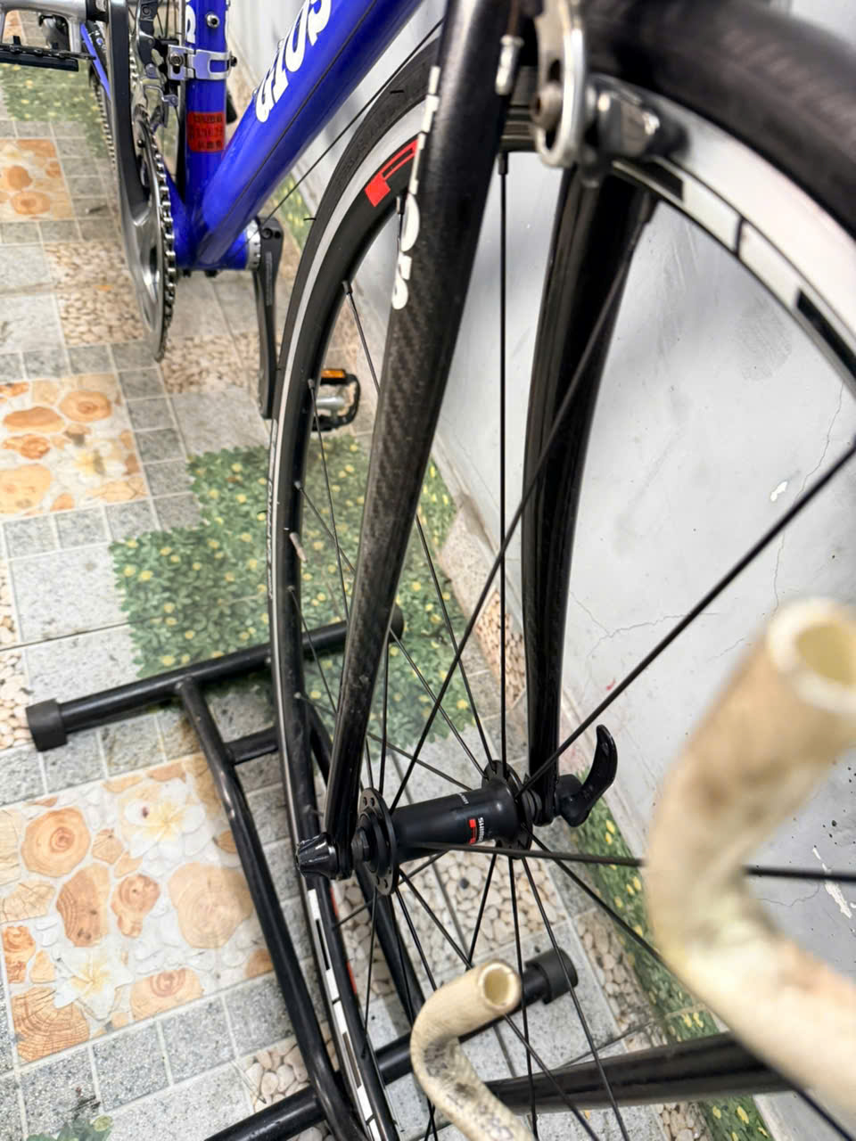 Xe đạp Gios trục rỗng càng carbon Xe đạp Gios trục rỗng càng carbon